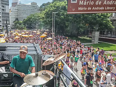 Descubra como o centro de São Paulo pulsou no domingo de carnaval com axé e forró em blocos tradicionais.