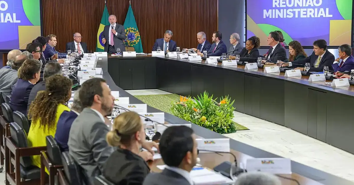 Lula e Geraldo Alckmin durante reunião ministerial no Palácio do Planalto