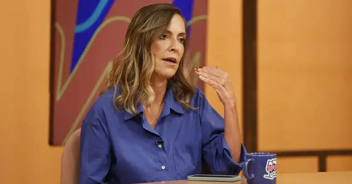 Pesquisadora Tatiana Sampaio falando sobre pesquisa com polilaminina em programa de televisão