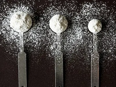 Anvisa mudou a regra da creatina para adultos, passou a admitir 5 g por dia e identificou problemas de rotulagem em 40 de 41 suplementos analisados.