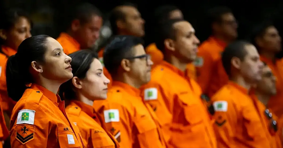 Equipe de bombeiros durante atendimento representando instituição que pode receber herança bilionária.