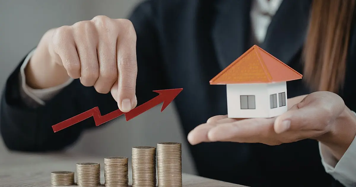 Casas em área urbana representando pagamento de imposto predial em cidade.