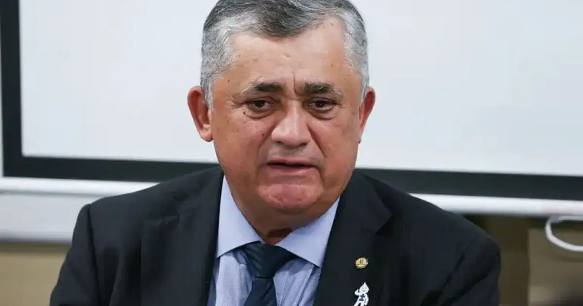 Deputado José Guimarães falando com jornalistas durante coletiva na Câmara dos Deputados.
