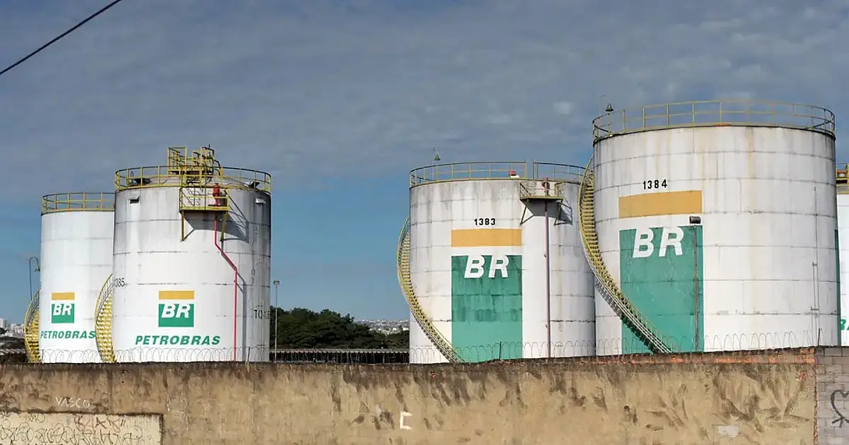 Reservatórios de combustível em instalação industrial no Brasil