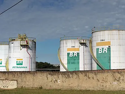 Especialistas apontam impactos da privatização da distribuição de combustíveis no Brasil.