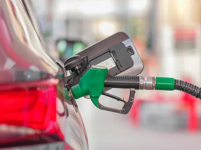 Alta no preço da gasolina tem incentivado brasileiros a buscar alternativas de mobilidade.