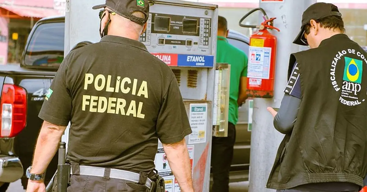 Agentes da Polícia Federal realizando fiscalização em posto de combustíveis