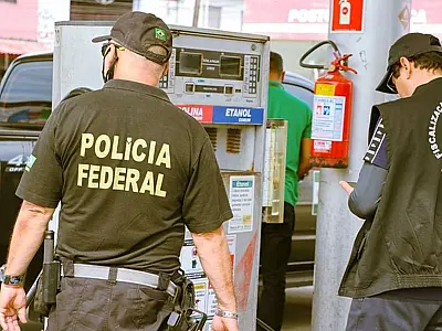 Agentes participam de fiscalização em postos durante operação contra aumento irregular de combustíveis.