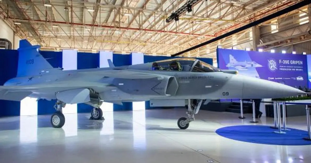 Caça Gripen da Força Aérea Brasileira em voo durante apresentação oficial