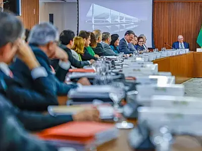 Reunião no Palácio do Planalto deve marcar saída de ministros para eleições.
