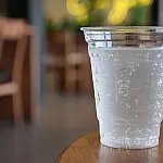 Água com gás aumenta a pressão? Médicos esclarecem dúvida comum sobre a bebida