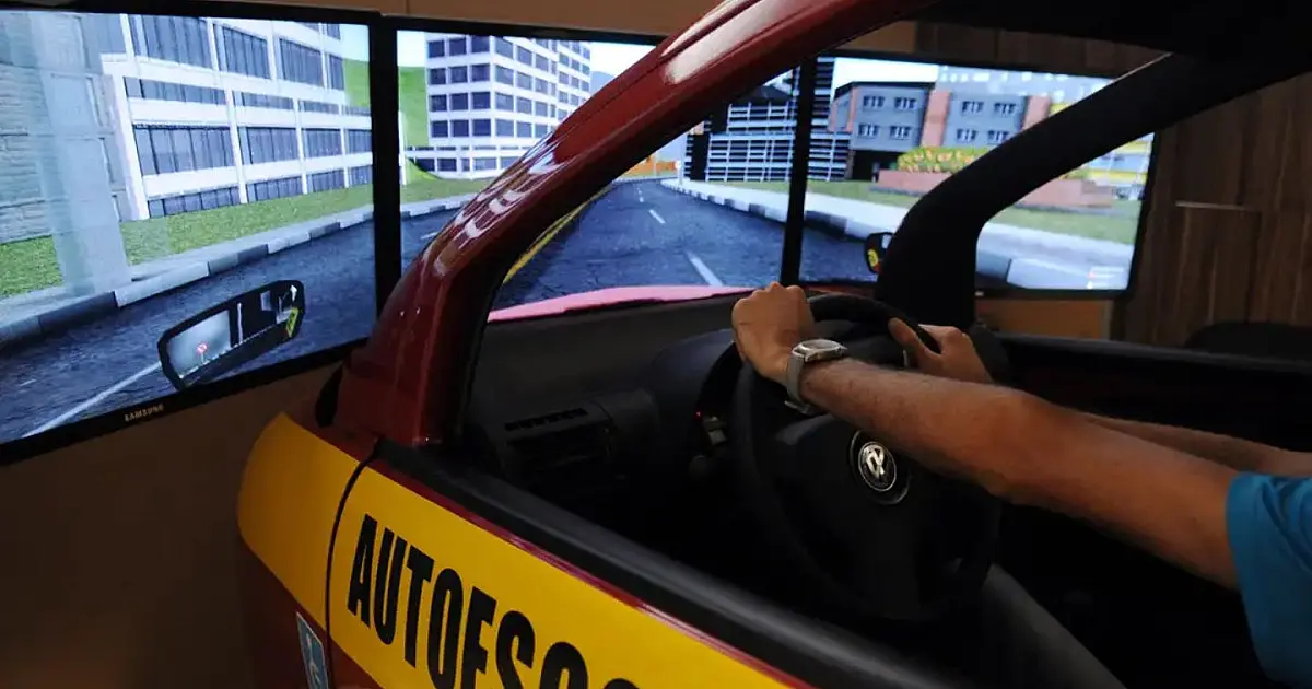 Pessoa dirigindo carro de autoescola durante aula prática de habilitação