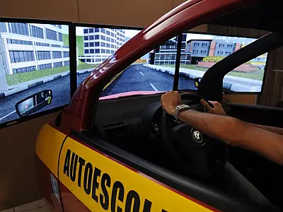 Aluno realiza aula prática de direção em carro de autoescola