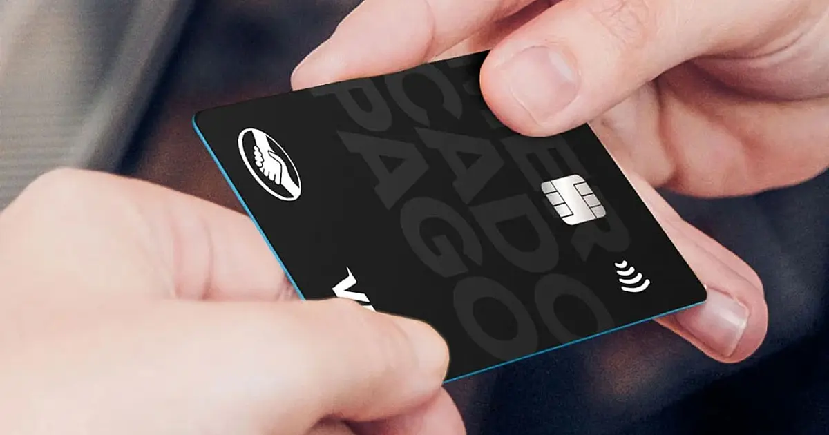 Cartão azul do Mercado Pago ao lado de smartphone com aplicativo aberto