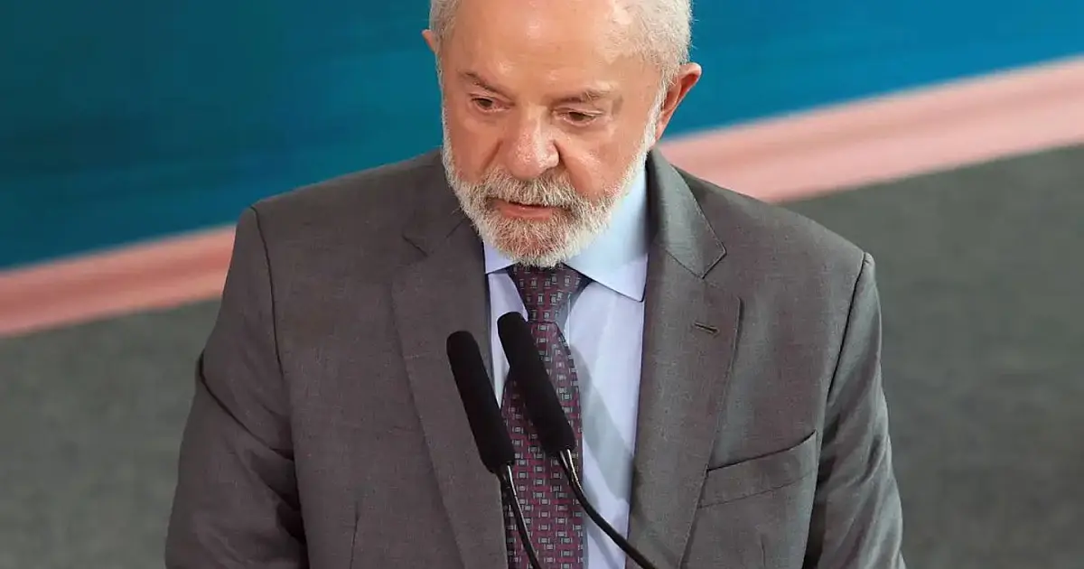 Presidente Lula discursando em evento internacional da Celac em Bogotá.