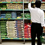 Cesta básica fica mais cara em fevereiro em 14 capitais, com São Paulo liderando custo e feijão em forte alta