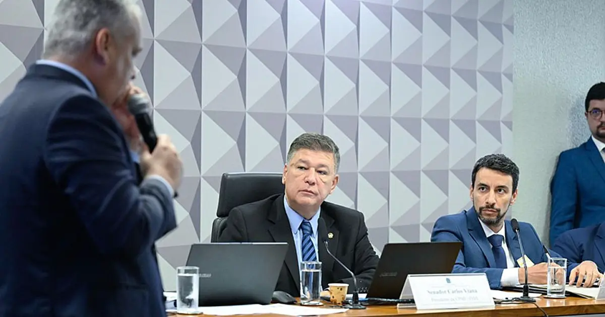 Relator Alfredo Gaspar durante sessão da CPMI do INSS ao lado de parlamentares e do CEO do C6.