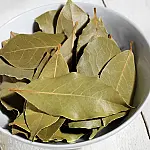 3 simpatias com louro para atrair prosperidade e melhorar as finanças