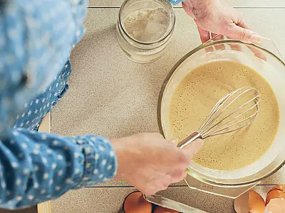 Preparo de massa de bolo de chocolate para sobremesa de Páscoa.