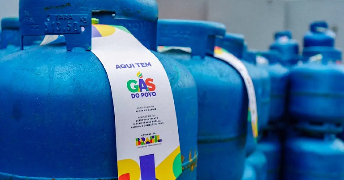 Botijões de gás empilhados com identificação do programa Gás do Povo do Governo Federal