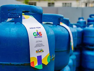 Botijões de gás utilizados no programa Gás do Povo, que garante recarga gratuita para famílias de baixa renda.