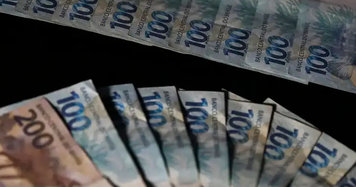 Notas de dinheiro real brasileiro representando aumento salarial para professores