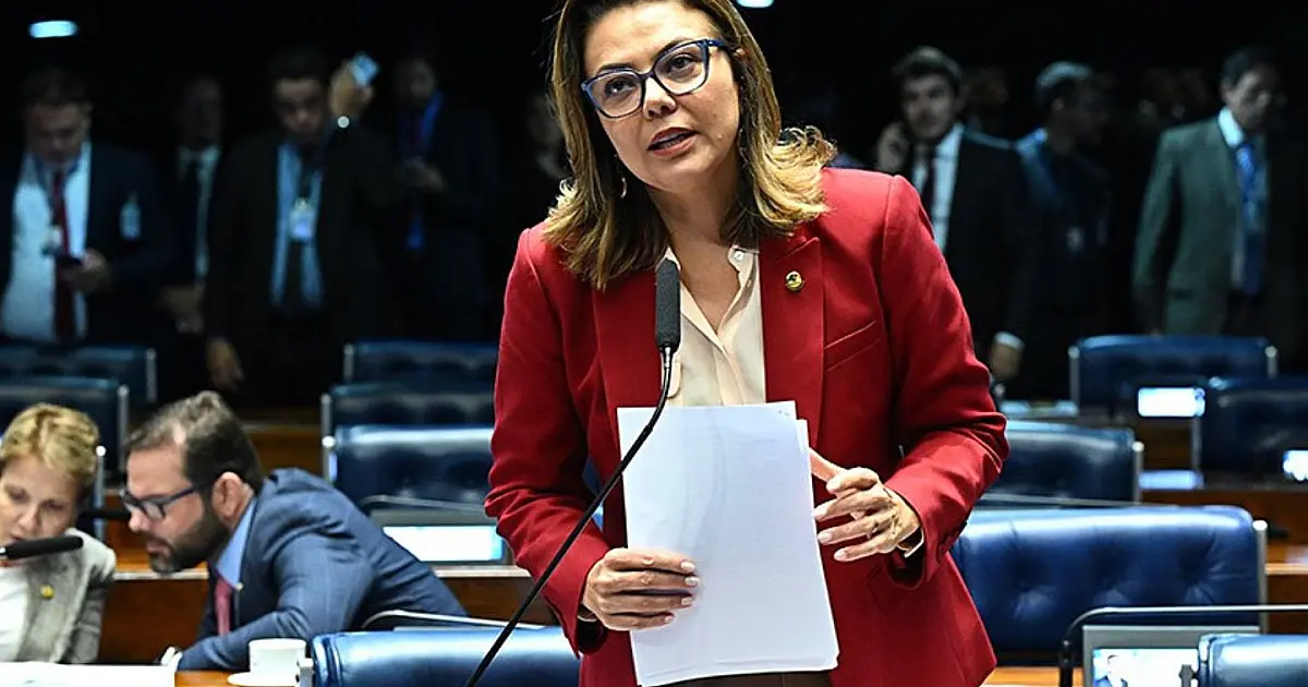 Senadora Leila Barros durante sessão do Senado Federal