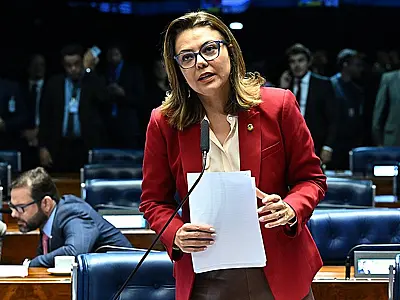 Senadora Leila Barros relatou projeto sobre folga para exames preventivos