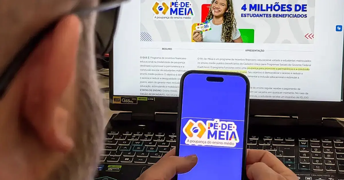 Tela do aplicativo do programa Pé-de-Meia exibida em celular e site oficial.