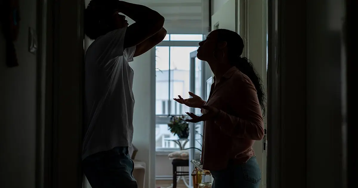 Casal discutindo em situação de conflito doméstico representando violência contra a mulher