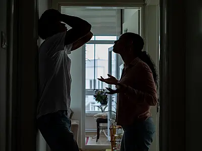 Projeto aprovado em Goiânia cria medidas de apoio para mulheres vítimas de violência.