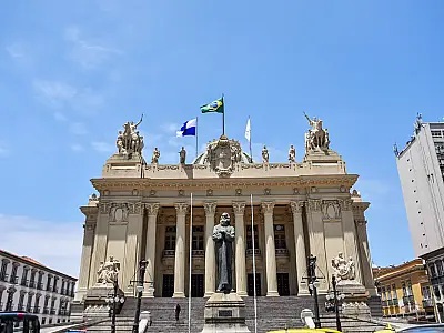 Projeto aprovado na Alerj prevê interdição e fechamento de ferros-velhos no Rio por comercialização de fios de cobre roubados.