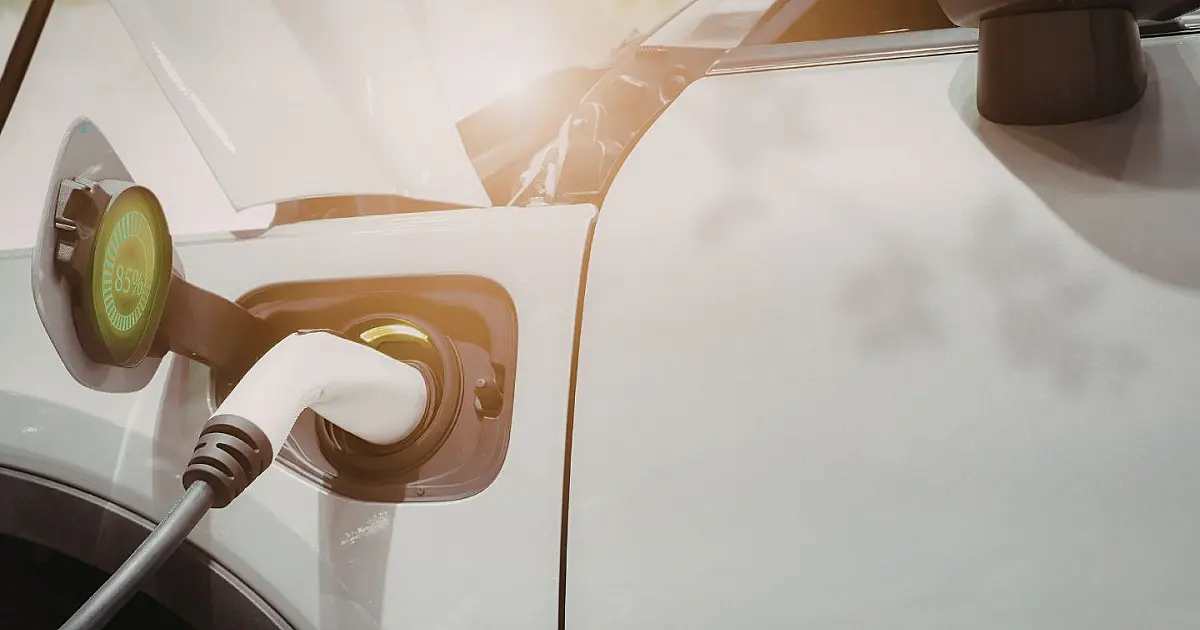 Carro elétrico conectado a estação de carregamento.