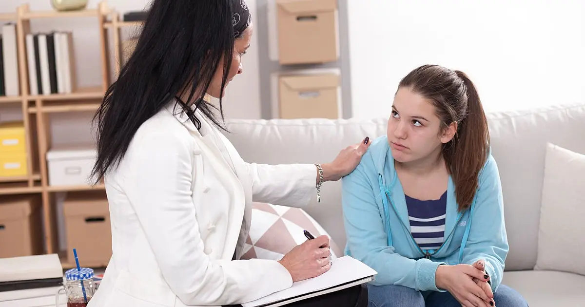 Psicóloga conversando com paciente durante atendimento relacionado a vício em jogos