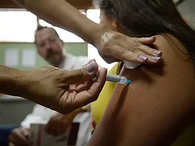 A vacinação contra HPV progride na região, mas rastreamento oportunístico e diagnósticos tardios mantêm altas taxas de mortalidade por câncer cervical.
