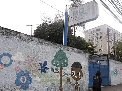 Estudo do Unicef, Fogo Cruzado e UFF revela que 190 mil alunos do Rio tiveram rotas de ônibus interrompidas por violência entre 2023 e julho de 2025.