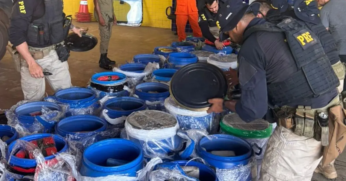 Agentes da PRF durante operação que resultou em grande apreensão de drogas na BR 230.