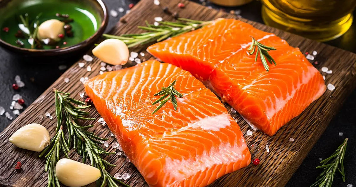 Peixe salmão cru representando alimentos ricos em ômega 3