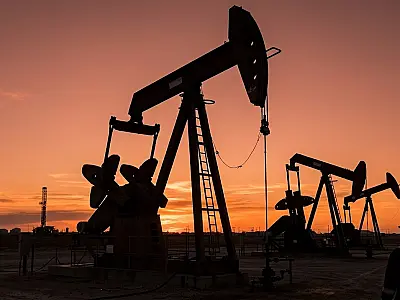 Liberação de reservas de petróleo pela AIE busca conter a crise no mercado global após a guerra no Irã e o fechamento do Estreito de Ormuz.