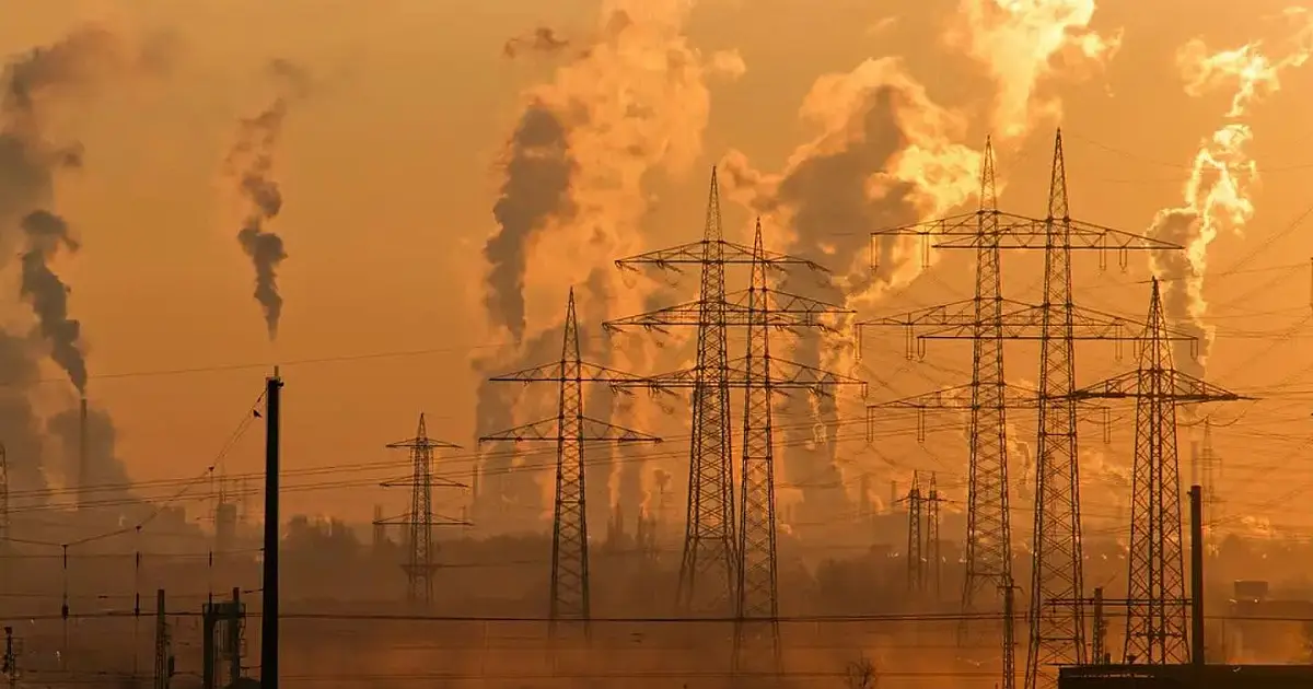 Torres de energia representando infraestrutura ligada a tecnologias climáticas
