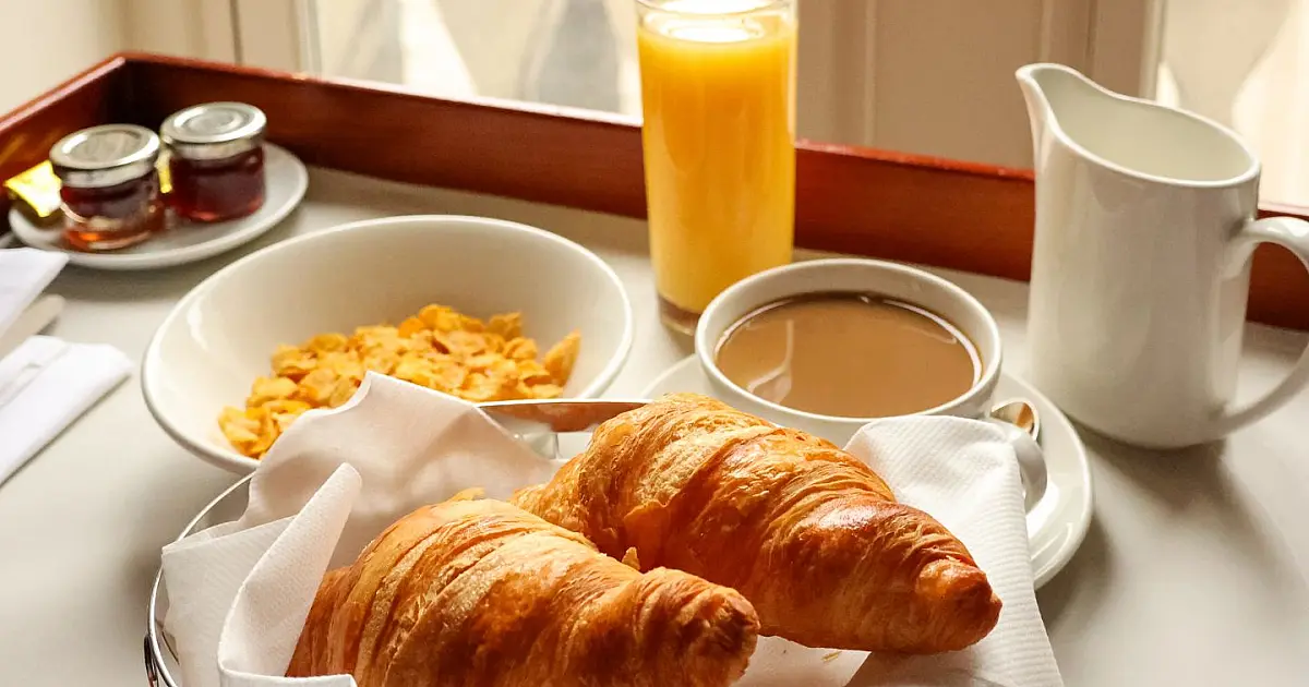 Xícara de café em café da manhã ilustrando recomendação de beber água antes do café