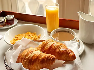 Café servido com café da manhã, bebida que pode impactar a glicose