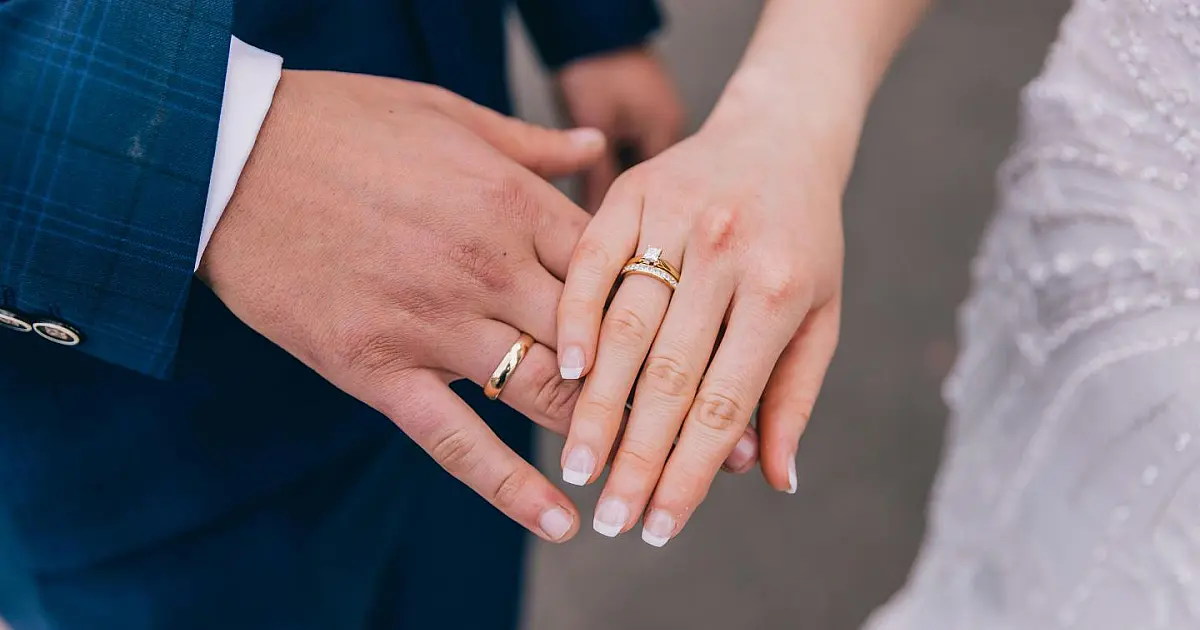 Alianças de casamento sobre superfície simbolizando o fim de um relacionamento amoroso.