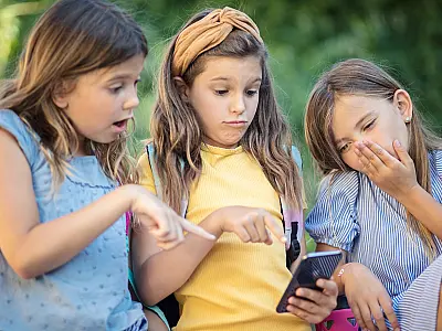 Nova legislação busca ampliar a proteção de crianças e adolescentes no ambiente digital.