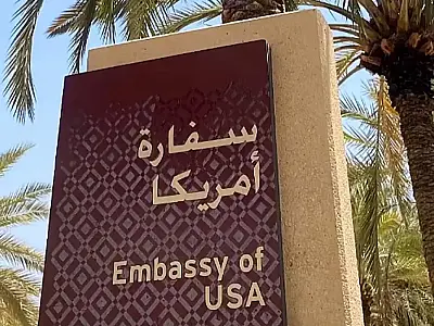 Departamento de Estado dos EUA ordena saida de pessoal diplomatico nao essencial da Arabia Saudita devido a escalada de tensoes apos morte de Khamenei.