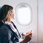 Celular ligado pode derrubar avião? Entenda o que dizem especialistas