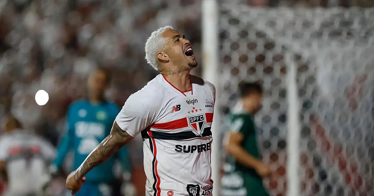Jogadores do São Paulo comemorando vitória no Campeonato Brasileiro