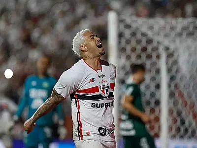 Jogadores do São Paulo comemoram vitória que garantiu marca histórica no Brasileirão.