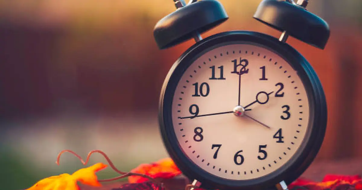 Horário de verão inicia neste sábado: relógios avançam uma hora e prometem tardes iluminadas até outubro