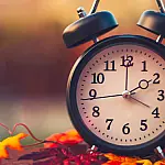 Horário de verão inicia neste sábado: relógios avançam uma hora e prometem tardes iluminadas até outubro